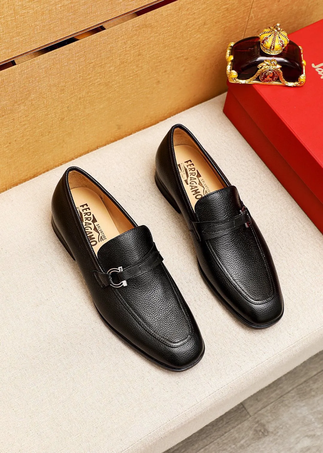 Men's shoes 💰480 💐 Product trademark: Ferragamo "Ferragamo" casual leather shoes Regular size: 38-44 (45🉑️customized) Product materials: Selected imported first-layer pebbled cowhide leather upper + luxury hardware buckle, imported water-dyed cow leather lining. Strong three-dimensional visual effect, original rubber outsole Color: 3⃣️seed leather materials available
